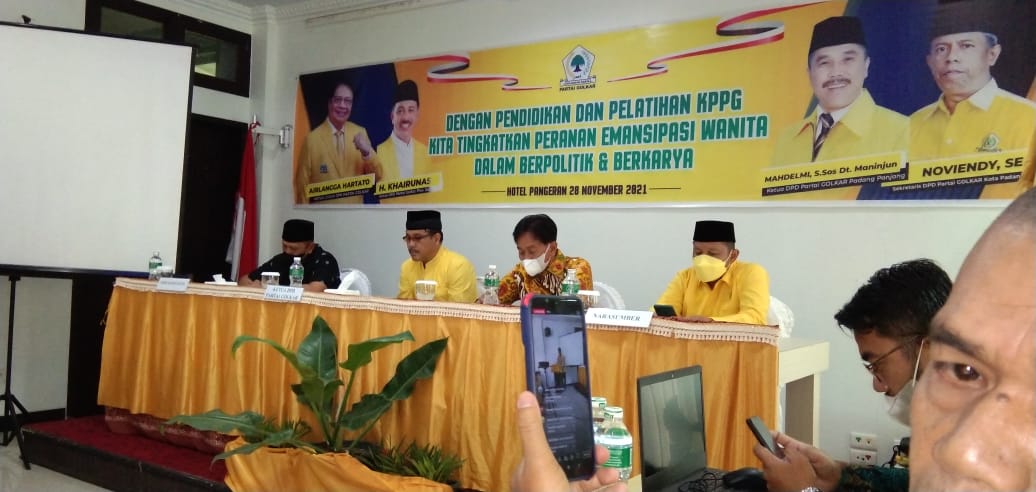 Suasana pembukaan pelatihan pendidikan politik kader perempuan KPPG Partai Golkar Kota Padang Panjang, Sabtu (27/11/21) siang di hotel Pangeran.